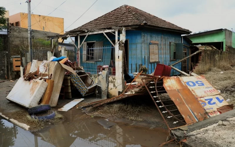 Casa atingida pela enchente com acúmulo de resíduos de vários tipos, dificultando inclusive o acesso à moradia.