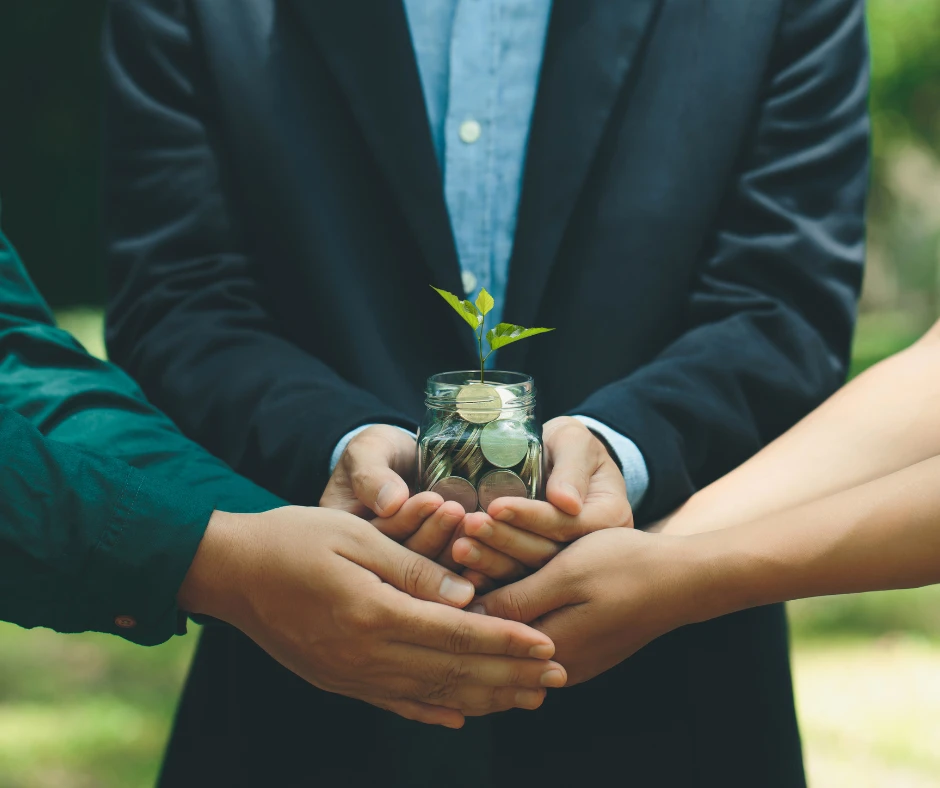 Simbolização de como o Selo Verde deve funcionar em uma empresa: todos envolvidos devem dar as mãos, economizar em recursos e processos, e, de forma coletiva, cuidar do planeta.
