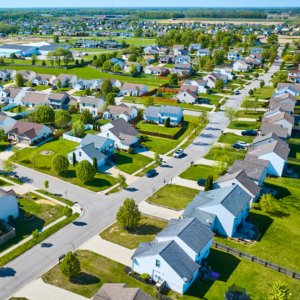 Imagem retirada do Google Earth, indicando área de interesse para empreendimento, demarcada com linhas circulares referentes às áreas de influência em 100, 300, 500 e mil metros. do entorno.